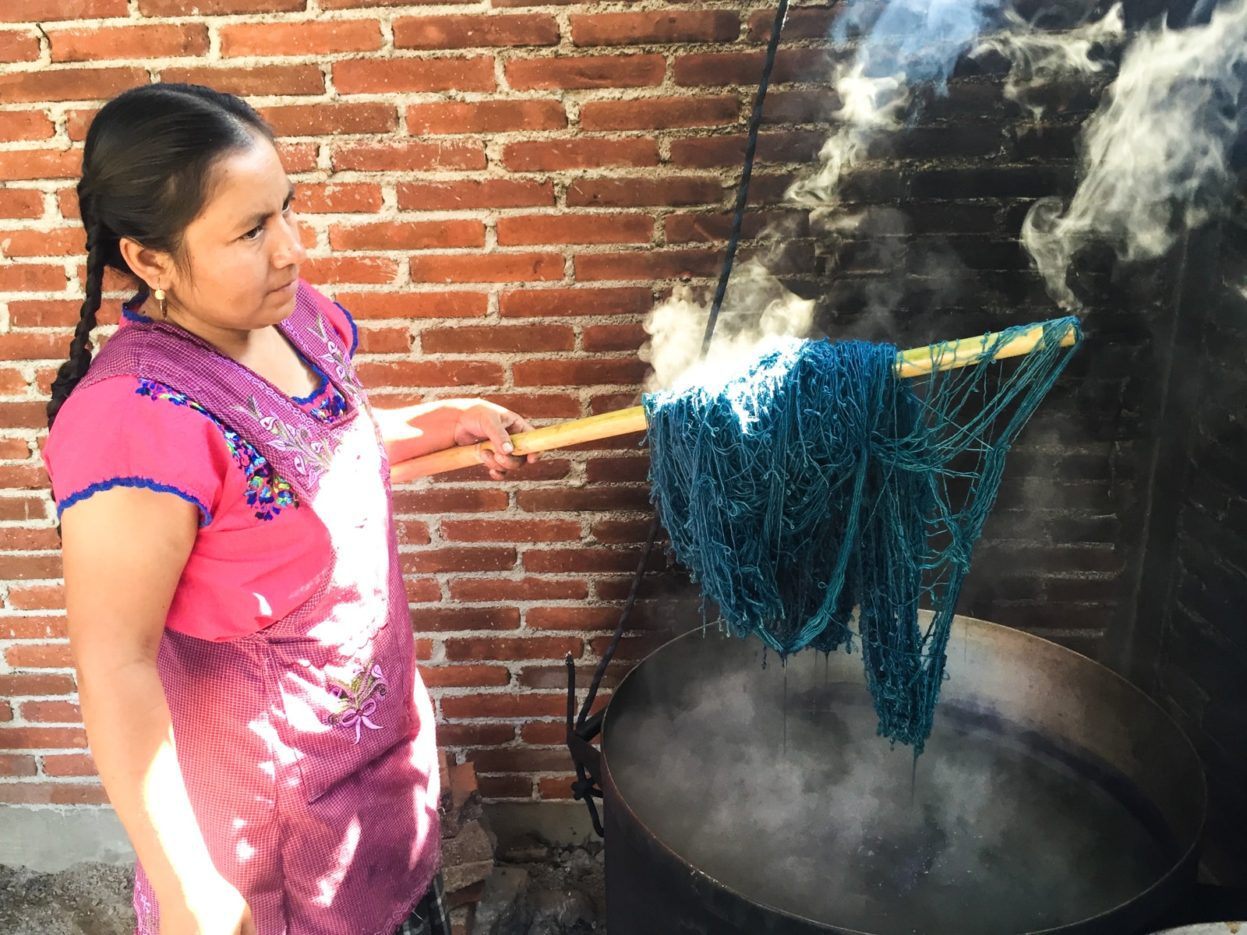 dyeing yarn teotitlan del valle