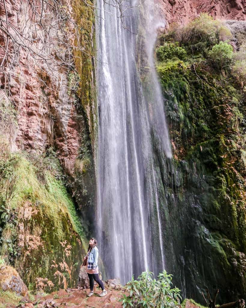 Perolniyoq soqma waterfall ruins