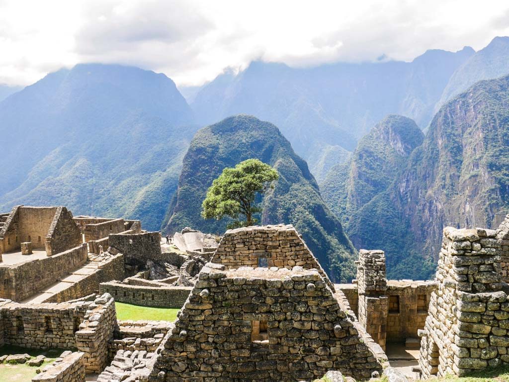 short inca trail hike machu picchu