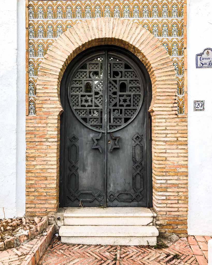 pretty door albaicin granada