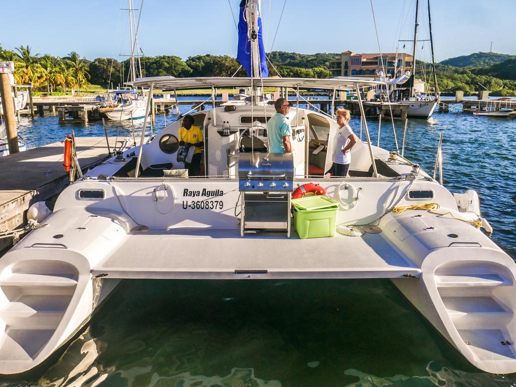 catamaran tour to cayos cochinos from roatan