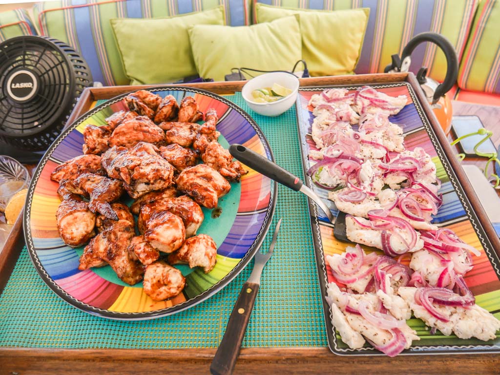 chicken and fish lunch cayos cochinos from roatan tour