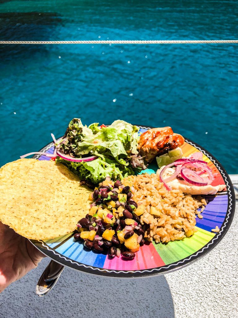 lunch on cayos cochinos from roatan tour