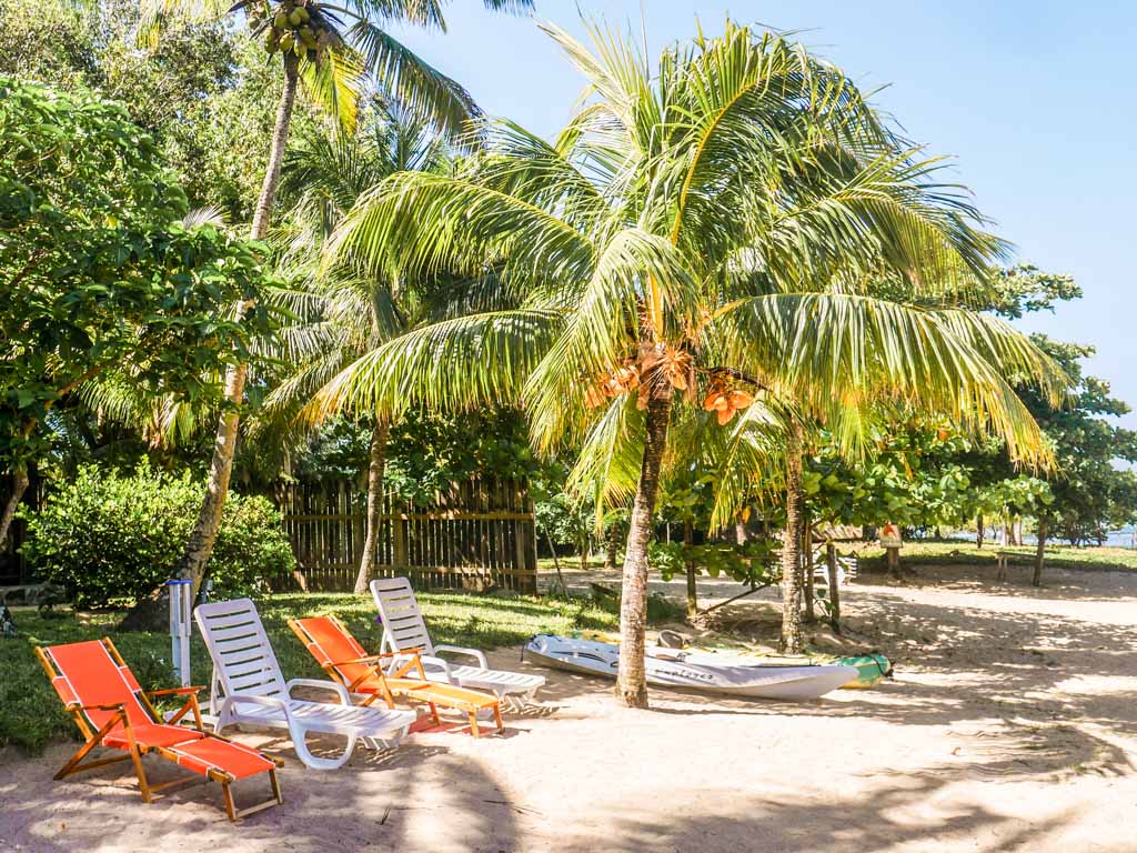 roatan hotel beach chairs