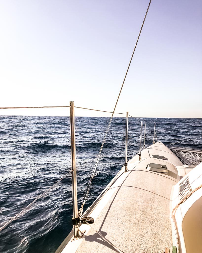 sailing to cayos cochinos with zeppelin tours