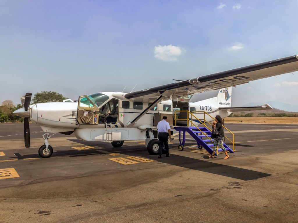 plane from oaxaca to huatulco