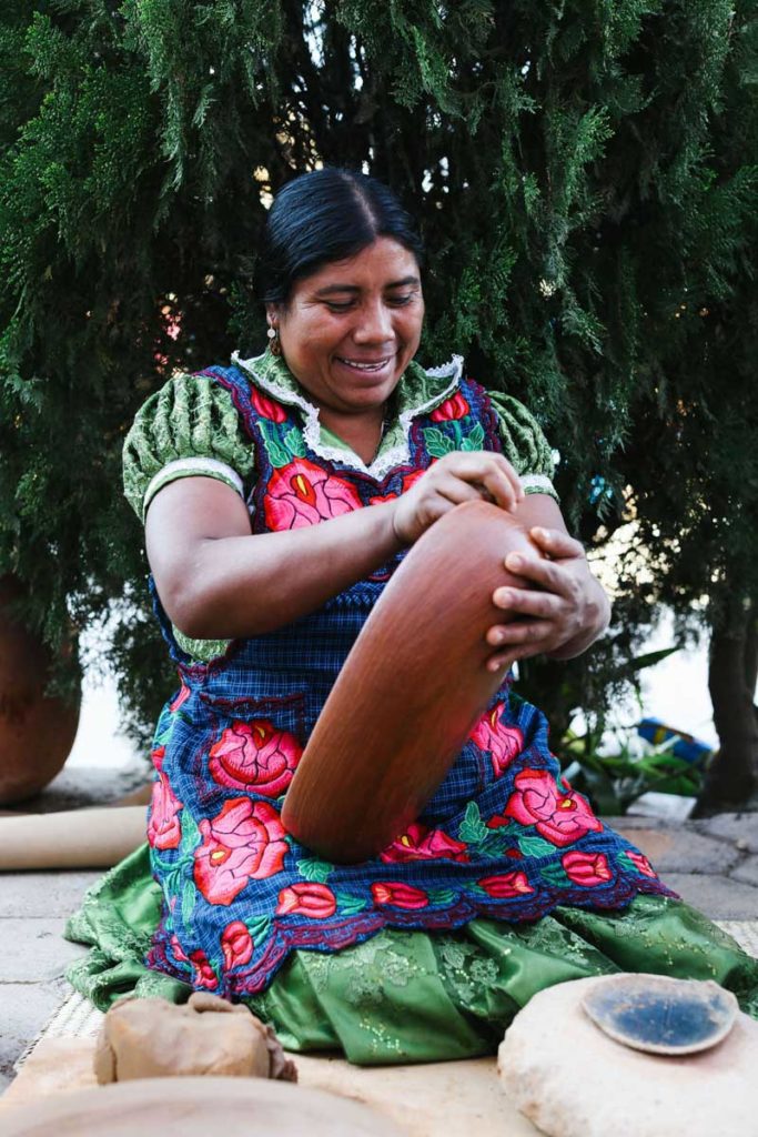 artisan oaxaca tours barro rojo tlapazola by linda campos thread caravanLR