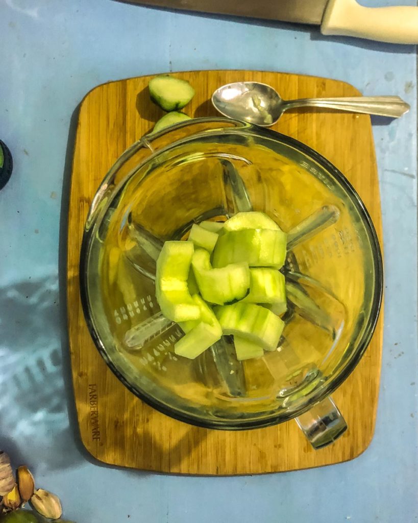 agua de pepino con chia in the blender