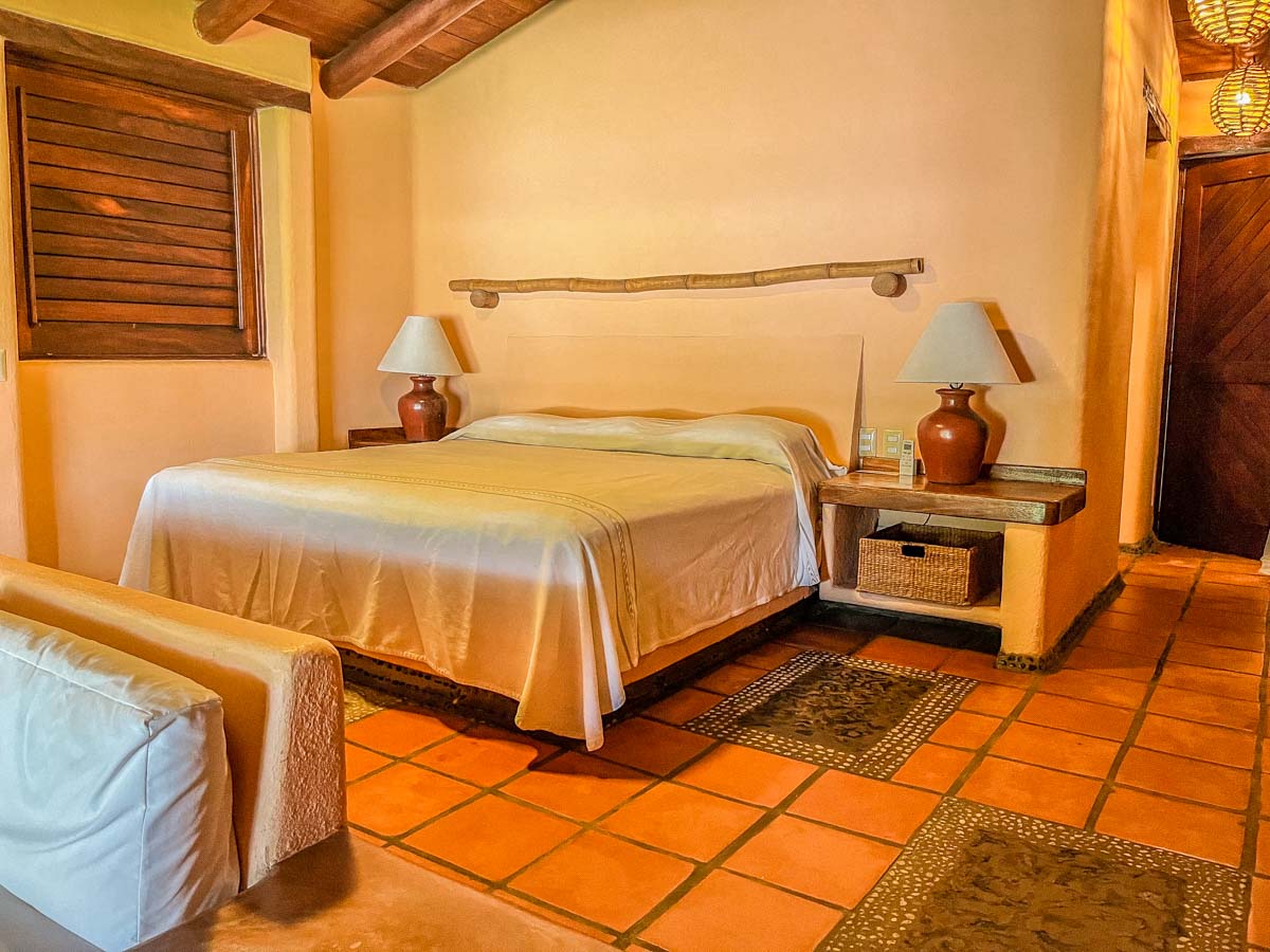 king bed playa larga zihuatanejo hotel